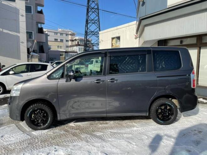 Ｘ　４ＷＤ　夏冬タイヤ付　新品マットタイヤ　新品アルミホイール　サンシェード　遮光・ＵＶカット１０Ｐセット　ＨＤＤナビ　ＤＶＤ視聴　キーレス　車中泊仕様　ＥＴＣ　スライドドア　リアヒーター　寒冷地仕様 4WD 2000 5Dr