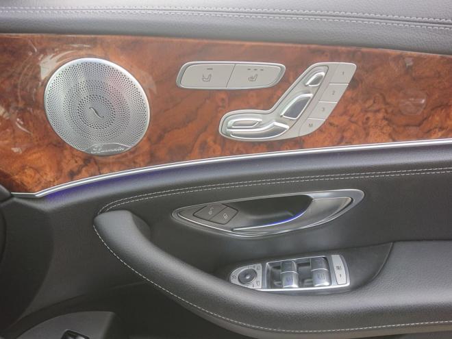 ベンツE４００　４MATIC　エクスクルーシブ 　ワンオーナー　黒革　サンルーフ　純正ナビ　パワーシート　クルーズコントロール　全方向カメラ　コーナーセンサー　オートライト機能　ステアリングパイロット　アクティブレーンキーピングアシスト　ディスタンスパイロットディストロニック　ブルメスタースピーカー　パファームアトマイザー　ドライブレコーダー　ユピテルレーダー探知機　ETC　スマートキー　スペアキー　純正18インチAW　4WD 3500 4Dr