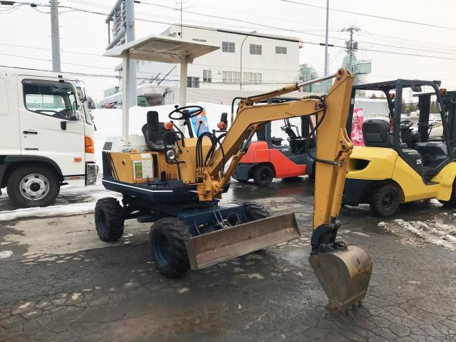 バックホーコマツ　中古　ホイール式ミニユンボ　PW05　油圧ショベル