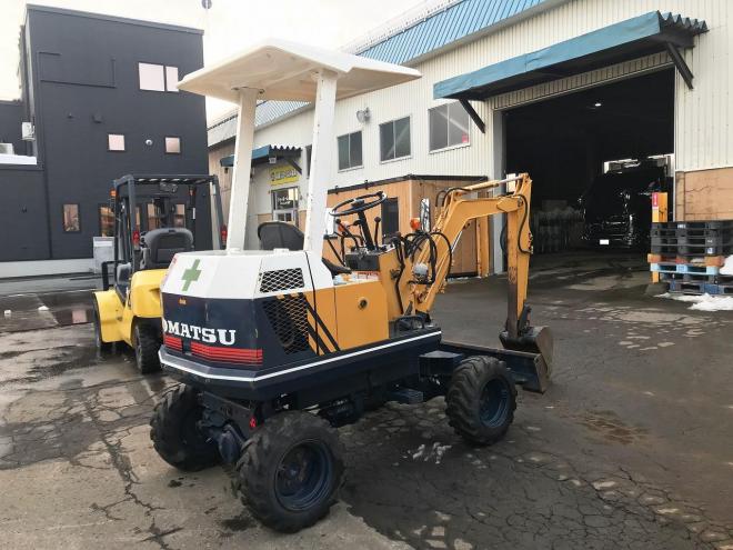 バックホーコマツ　中古　ホイール式ミニユンボ　PW05　油圧ショベル