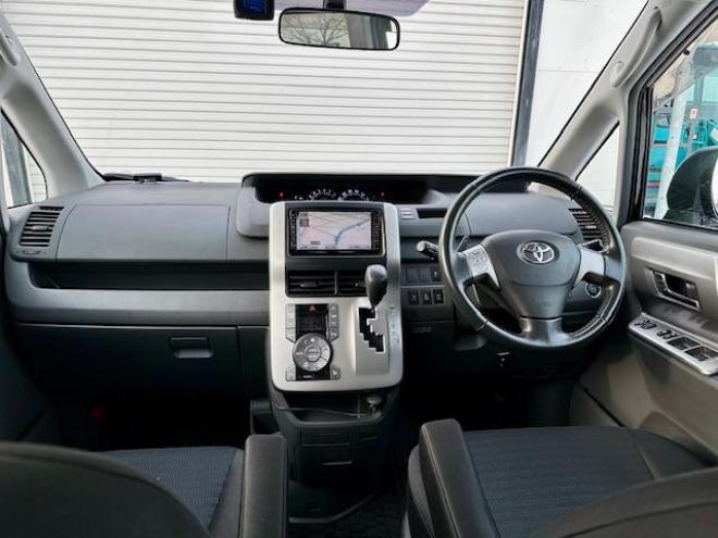 ヴォクシー2.0ZS煌? 4WD　ナビTV・Bカメラ・Bluetooth 4WD ２０００ ５Dr