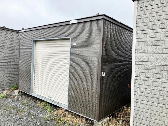 その他中古　プレハブ物置　2坪　4畳　シャッター付物置