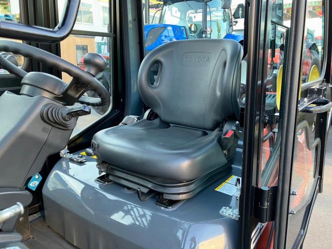 フォークリフトトヨタ　中古　8FD25　ヒンジ付＋フォークムーバ付