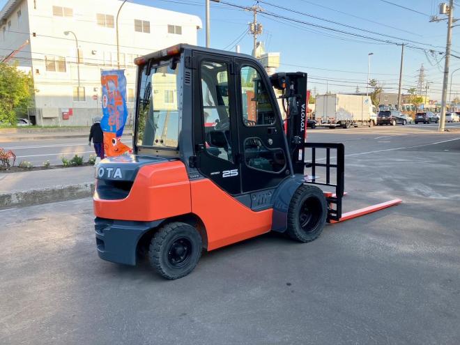 フォークリフトトヨタ　中古　8FD25　ヒンジ付＋フォークムーバ付