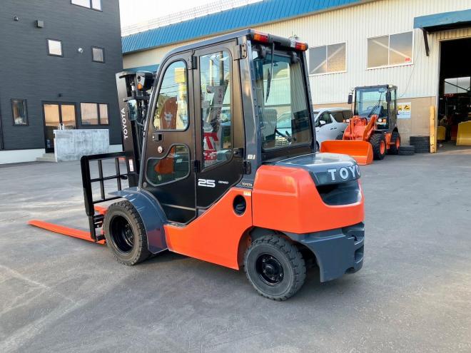 フォークリフトトヨタ　中古　8FD25　ヒンジ付＋フォークムーバ付