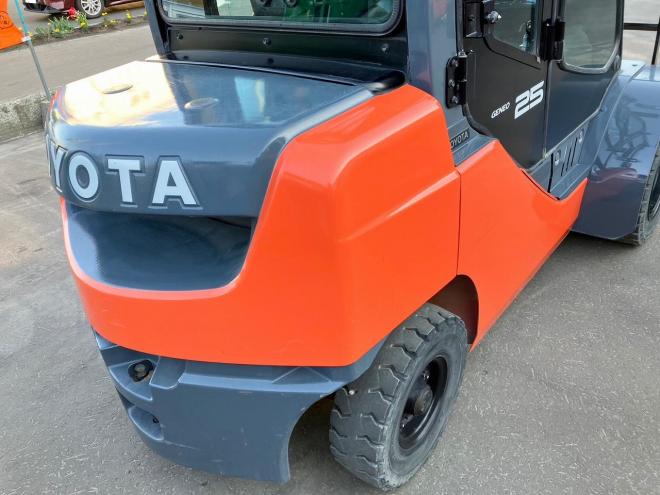 フォークリフトトヨタ　中古　8FD25　ヒンジ付＋フォークムーバ付