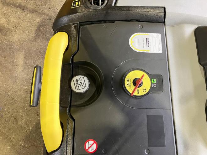 その他ケルヒャー　中古　自走式バキュームスイーパー　KM75/40WBP