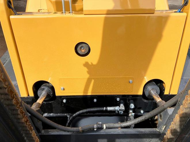 フォークリフトモロオカ　中古　不整地クローラ式フォークリフト　MFD-20