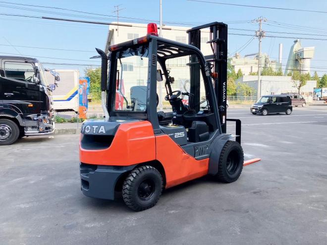 フォークリフトトヨタ　中古　8FD25　ディーゼルフォークリフト