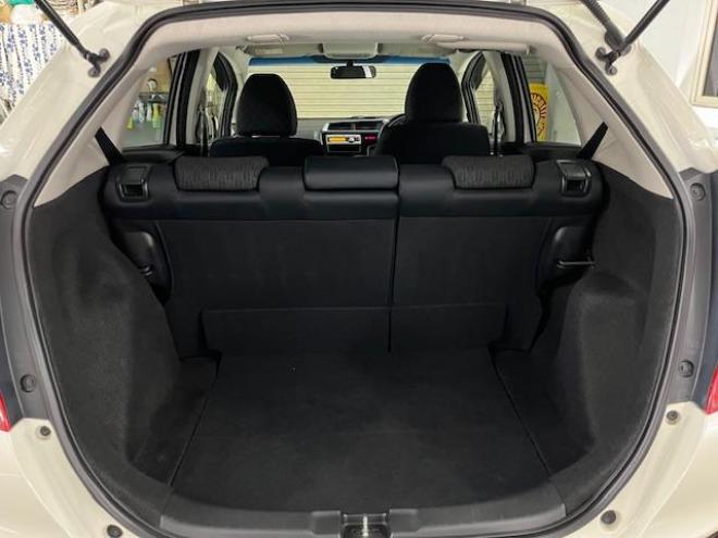 フィット１３Ｇ　Ｌパッケージ　コンフォートビューＰＫＧ　禁煙車　ＷＡＫＯＳバリアスコーティング済　社外１４インチＡＷ　スタッドレスタイヤ付　純正ＬＥＤヘッドライト　エンジンスターター　ＰＵＳＨスタート　スマートキー　ミラーヒーター　フロントガラス熱線　アイドリングストップ　盗難防止装置　横滑り防止装置　ＥＴＣ 4WD 1300 5Dr