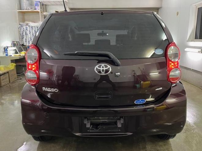 パッソ１．０Ｘ　クツロギ　本州仕入　ワンオーナー　禁煙車　ＷＡＫＯＳバリアスコーティング済　スタッドレスタイヤ付　純正ナビ（ワンセグ地デジ　Ｂｌｕｅｔｏｏｔｈオーディオ対応）＋バックカメラ　ＧＳユアサ製新品バッテリー付　エンジンスターター　スマートキー　フロントガラス熱線　ヘッドライトレベライザー　タイミングチェーン車 4WD 1000 5Dr