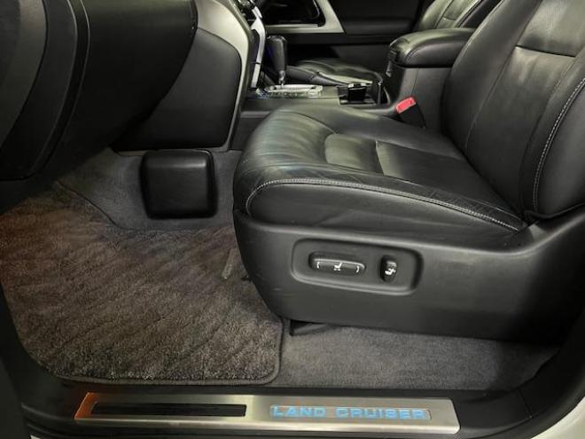 ランドクルーザーＺＸ　中期型　禁煙車　ロデオドライブ２２インチＡＷ　純正１８ＡＷ＋スタッドレスタイヤ付　ガナドールマフラー　ヒッチメンバー　電動サンルーフ　純正ブラックレザーシート　センターデフロック　純正ナビ（フルセグ地デジ　ＤＶＤ再生　Ｂｌｕｅｔｏｏｔｈ対応）＋バックカメラ　フロント＆サイドカメラ　前後ドライブレコーダー　パワートランク　ＰＵＳＨスタート　スマートキー　ステアリングヒーター　パワーシート　ＨＩＤヘッドライト　横滑り防止装置  4WD 4600 5Dr