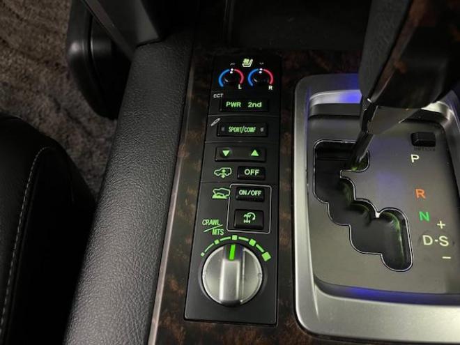 ランドクルーザーＺＸ　中期型　禁煙車　ロデオドライブ２２インチＡＷ　純正１８ＡＷ＋スタッドレスタイヤ付　ガナドールマフラー　ヒッチメンバー　電動サンルーフ　純正ブラックレザーシート　センターデフロック　純正ナビ（フルセグ地デジ　ＤＶＤ再生　Ｂｌｕｅｔｏｏｔｈ対応）＋バックカメラ　フロント＆サイドカメラ　前後ドライブレコーダー　パワートランク　ＰＵＳＨスタート　スマートキー　ステアリングヒーター　パワーシート　ＨＩＤヘッドライト　横滑り防止装置  4WD 4600 5Dr
