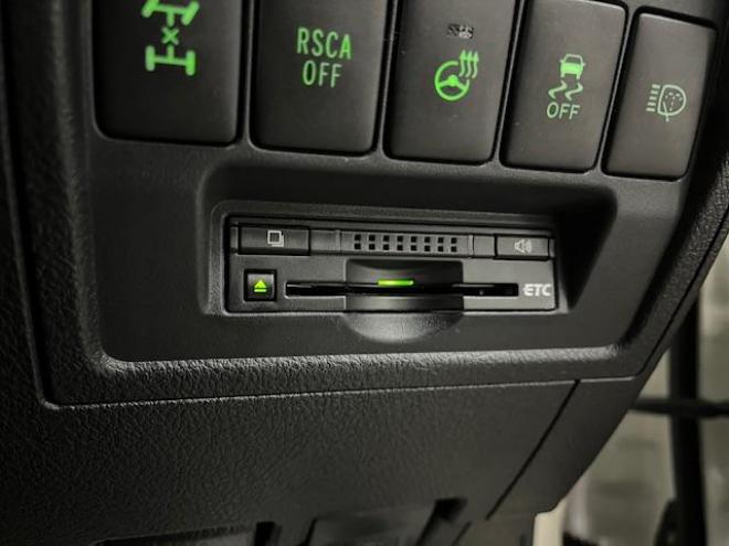 ランドクルーザーＺＸ　中期型　禁煙車　ロデオドライブ２２インチＡＷ　純正１８ＡＷ＋スタッドレスタイヤ付　ガナドールマフラー　ヒッチメンバー　電動サンルーフ　純正ブラックレザーシート　センターデフロック　純正ナビ（フルセグ地デジ　ＤＶＤ再生　Ｂｌｕｅｔｏｏｔｈ対応）＋バックカメラ　フロント＆サイドカメラ　前後ドライブレコーダー　パワートランク　ＰＵＳＨスタート　スマートキー　ステアリングヒーター　パワーシート　ＨＩＤヘッドライト　横滑り防止装置  4WD 4600 5Dr