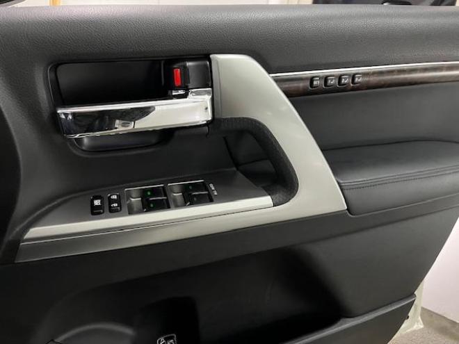 ランドクルーザーＺＸ　中期型　禁煙車　ロデオドライブ２２インチＡＷ　純正１８ＡＷ＋スタッドレスタイヤ付　ガナドールマフラー　ヒッチメンバー　電動サンルーフ　純正ブラックレザーシート　センターデフロック　純正ナビ（フルセグ地デジ　ＤＶＤ再生　Ｂｌｕｅｔｏｏｔｈ対応）＋バックカメラ　フロント＆サイドカメラ　前後ドライブレコーダー　パワートランク　ＰＵＳＨスタート　スマートキー　ステアリングヒーター　パワーシート　ＨＩＤヘッドライト　横滑り防止装置  4WD 4600 5Dr