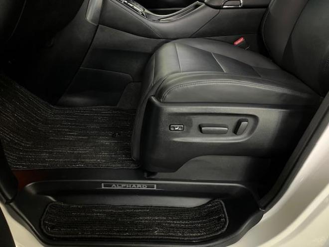 アルファードＳ　Ｃパッケージ後期型　ワンオーナー　寒冷地仕様　禁煙車　プリクラッシュ　レーダークルーズ　パーキングサポートブレーキ　レーントレーシング　純正１８インチＡＷ　社外１７ＡＷ＋スタッドレスタイヤ付　純正ナビ（フルセグ地デジ　Ｂｌｕｅｔｏｏｔｈ）＋バックカメラ　デジタルインナーミラー　両側パワースライドドア　パワーバックドア　純正ブラックレザーシート　電動オットマン　三眼ＬＥＤヘッドライト　前後ドライブレコーダー 4WD 2500 5Dr