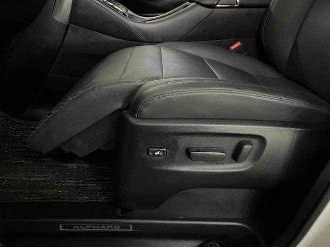アルファードＳ　Ｃパッケージ後期型　ワンオーナー　寒冷地仕様　禁煙車　プリクラッシュ　レーダークルーズ　パーキングサポートブレーキ　レーントレーシング　純正１８インチＡＷ　社外１７ＡＷ＋スタッドレスタイヤ付　純正ナビ（フルセグ地デジ　Ｂｌｕｅｔｏｏｔｈ）＋バックカメラ　デジタルインナーミラー　両側パワースライドドア　パワーバックドア　純正ブラックレザーシート　電動オットマン　三眼ＬＥＤヘッドライト　前後ドライブレコーダー 4WD 2500 5Dr