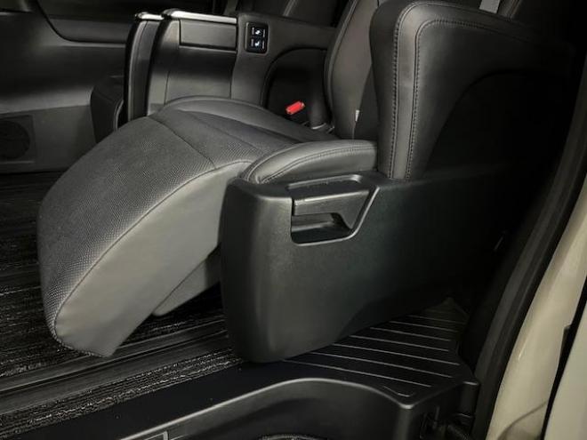 アルファードＳ　Ｃパッケージ後期型　ワンオーナー　寒冷地仕様　禁煙車　プリクラッシュ　レーダークルーズ　パーキングサポートブレーキ　レーントレーシング　純正１８インチＡＷ　社外１７ＡＷ＋スタッドレスタイヤ付　純正ナビ（フルセグ地デジ　Ｂｌｕｅｔｏｏｔｈ）＋バックカメラ　デジタルインナーミラー　両側パワースライドドア　パワーバックドア　純正ブラックレザーシート　電動オットマン　三眼ＬＥＤヘッドライト　前後ドライブレコーダー 4WD 2500 5Dr