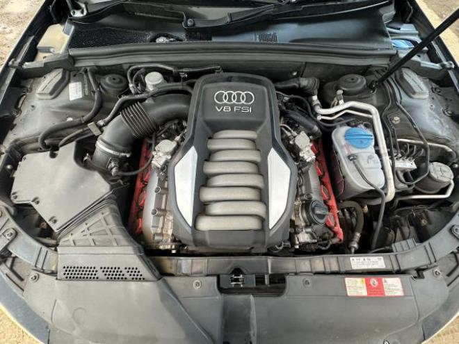 アウディ4.2FSIクワトロ 4名 4WD 4200 2Dr
