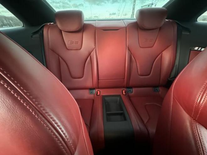 アウディ4.2FSIクワトロ 4名 4WD 4200 2Dr
