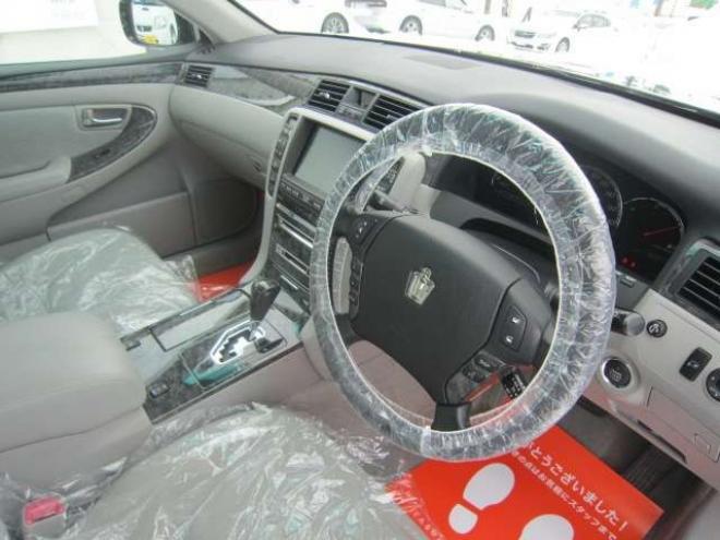 クラウンロイヤル 3.0 ロイヤルサルーン i-Four 4WD　ナビBカメラ車検R8年6月 禁煙車 夏冬タイヤ 3000