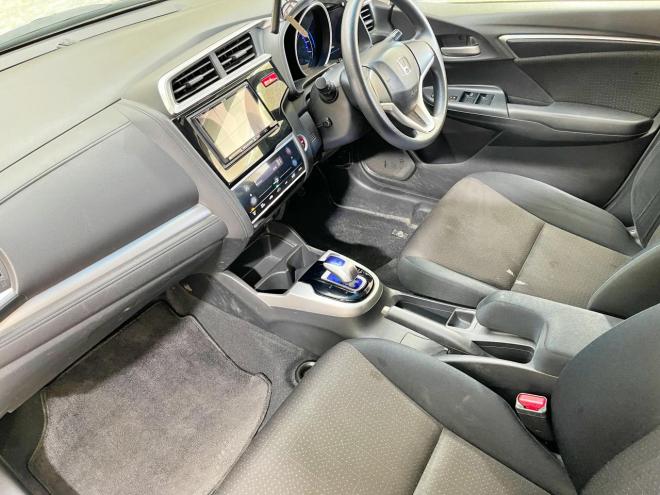 フィット1.5ハイブリッドFパッケージ 4WD 5年保証 ナビTV 寒冷地仕様 禁煙 車検整備2年付 修復歴無