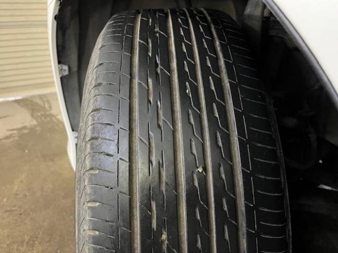 クラウンロイヤルサルーンｉ－ＦＯＵＲ　Ｕパッケージ　最上級グレード　ＷＡＫＯＳバリアスコーティング済　禁煙車　純正１７インチＡＷ　純正１７ＡＷ＋スタッドレスタイヤ付　純正ＨＤＤナビ（フルセグ地デジ　ＤＶＤ再生　ミュージックサーバー　Ｂｌｕｅｔｏｏｔｈ）＋バックカメラ　クルーズコントロール　ＰＵＳＨスタート　スマートキー　エンジンスターター　純正カードキー　クルーズコントロール　両席パワーシート　ミラーヒーター　電動サンシェード　横滑り防止装置　タイミングチェーン車　ＨＩＤ　ＥＴＣ 4WD 3000 4Dr