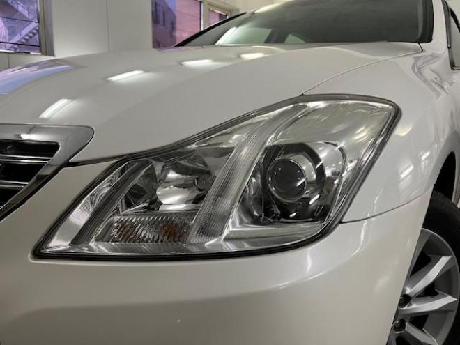 クラウンロイヤルサルーンｉ－ＦＯＵＲ　Ｕパッケージ　最上級グレード　ＷＡＫＯＳバリアスコーティング済　禁煙車　純正１７インチＡＷ　純正１７ＡＷ＋スタッドレスタイヤ付　純正ＨＤＤナビ（フルセグ地デジ　ＤＶＤ再生　ミュージックサーバー　Ｂｌｕｅｔｏｏｔｈ）＋バックカメラ　クルーズコントロール　ＰＵＳＨスタート　スマートキー　エンジンスターター　純正カードキー　クルーズコントロール　両席パワーシート　ミラーヒーター　電動サンシェード　横滑り防止装置　タイミングチェーン車　ＨＩＤ　ＥＴＣ 4WD 3000 4Dr