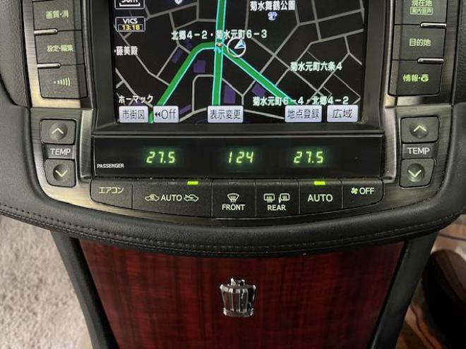 クラウンロイヤルサルーンｉ－ＦＯＵＲ　Ｕパッケージ　最上級グレード　ＷＡＫＯＳバリアスコーティング済　禁煙車　純正１７インチＡＷ　純正１７ＡＷ＋スタッドレスタイヤ付　純正ＨＤＤナビ（フルセグ地デジ　ＤＶＤ再生　ミュージックサーバー　Ｂｌｕｅｔｏｏｔｈ）＋バックカメラ　クルーズコントロール　ＰＵＳＨスタート　スマートキー　エンジンスターター　純正カードキー　クルーズコントロール　両席パワーシート　ミラーヒーター　電動サンシェード　横滑り防止装置　タイミングチェーン車　ＨＩＤ　ＥＴＣ 4WD 3000 4Dr