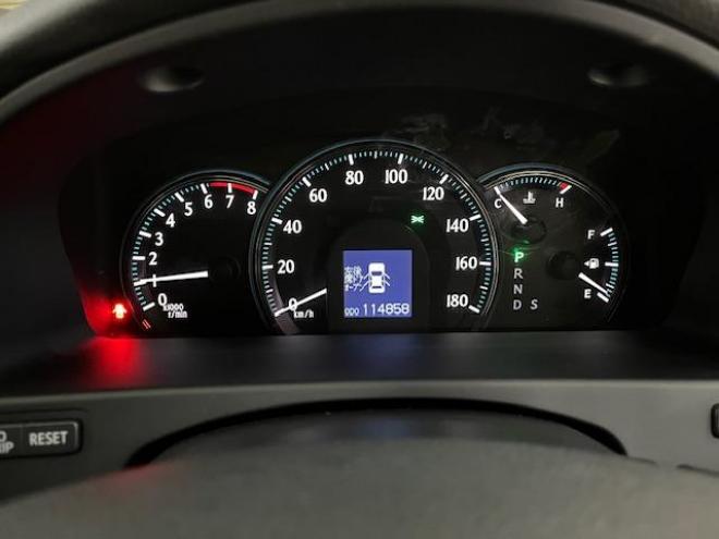クラウンロイヤルサルーンｉ－ＦＯＵＲ　Ｕパッケージ　最上級グレード　ＷＡＫＯＳバリアスコーティング済　禁煙車　純正１７インチＡＷ　純正１７ＡＷ＋スタッドレスタイヤ付　純正ＨＤＤナビ（フルセグ地デジ　ＤＶＤ再生　ミュージックサーバー　Ｂｌｕｅｔｏｏｔｈ）＋バックカメラ　クルーズコントロール　ＰＵＳＨスタート　スマートキー　エンジンスターター　純正カードキー　クルーズコントロール　両席パワーシート　ミラーヒーター　電動サンシェード　横滑り防止装置　タイミングチェーン車　ＨＩＤ　ＥＴＣ 4WD 3000 4Dr
