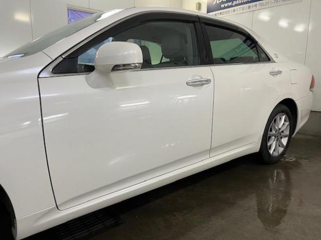 クラウンロイヤルサルーンｉ－ＦＯＵＲ　Ｕパッケージ　最上級グレード　ＷＡＫＯＳバリアスコーティング済　禁煙車　純正１７インチＡＷ　純正１７ＡＷ＋スタッドレスタイヤ付　純正ＨＤＤナビ（フルセグ地デジ　ＤＶＤ再生　ミュージックサーバー　Ｂｌｕｅｔｏｏｔｈ）＋バックカメラ　クルーズコントロール　ＰＵＳＨスタート　スマートキー　エンジンスターター　純正カードキー　クルーズコントロール　両席パワーシート　ミラーヒーター　電動サンシェード　横滑り防止装置　タイミングチェーン車　ＨＩＤ　ＥＴＣ 4WD 3000 4Dr
