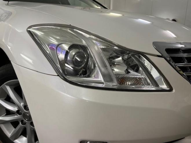 クラウンロイヤルサルーンｉ－ＦＯＵＲ　Ｕパッケージ　最上級グレード　ＷＡＫＯＳバリアスコーティング済　禁煙車　純正１７インチＡＷ　純正１７ＡＷ＋スタッドレスタイヤ付　純正ＨＤＤナビ（フルセグ地デジ　ＤＶＤ再生　ミュージックサーバー　Ｂｌｕｅｔｏｏｔｈ）＋バックカメラ　クルーズコントロール　ＰＵＳＨスタート　スマートキー　エンジンスターター　純正カードキー　クルーズコントロール　両席パワーシート　ミラーヒーター　電動サンシェード　横滑り防止装置　タイミングチェーン車　ＨＩＤ　ＥＴＣ 4WD 3000 4Dr