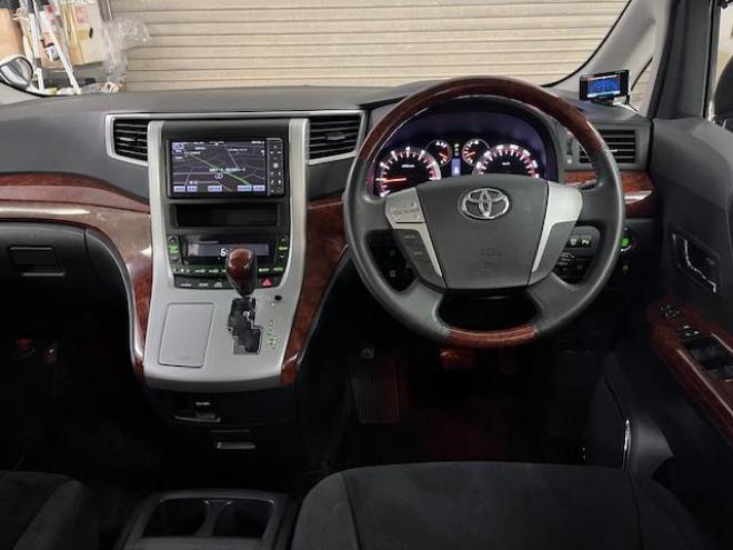 ヴェルファイア２．４Ｚ　プラチナセレクションⅡ　本州仕入　禁煙車　ＷＡＫＯＳバリアスコーティング済　純正１８インチＡＷ　純正１６ＡＷ＋スタッドレスタイヤ付　純正ＨＤＤナビ（ＣＤ＆ＤＶＤ再生　フルセグ地デジ　Ｂｌｕｅｔｏｏｔｈ）＋バックカメラ　フロントブラインドカメラ　両側パワースライドドア　パワーバックドア　ドライブレコーダー　クルーズコントロール　７人乗りキャプテンシート　オットマン　コーナーセンサー　横滑り防止装置　ＰＵＳＨスタート　スマートキー　タイミングチェーン車　ＨＩＤヘッドライト　ビルトインＥＴＣ 4WD 