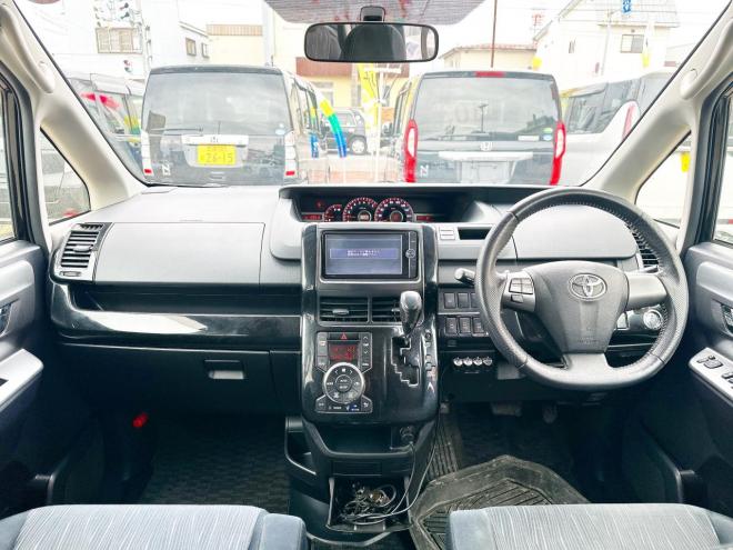 ヴォクシー2.0ZS煌Ⅱ 4WD　ローンが不安な方＜優遇ローン＞　1年保証付　後期型　寒冷地　純正ナビ
