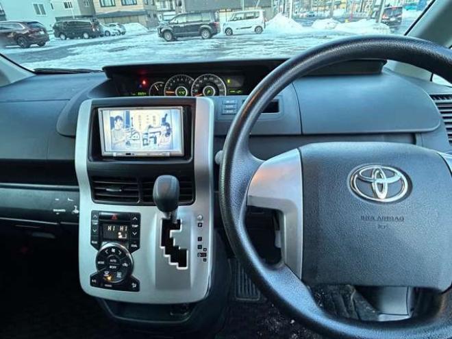 ヴォクシー2.0 X 4WD　後期型　7人乗り　ナビバックモニターTV 2000