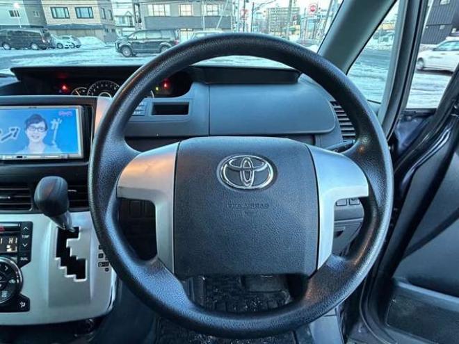 ヴォクシー2.0 X 4WD　後期型　7人乗り　ナビバックモニターTV 2000