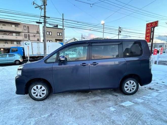 ヴォクシー2.0 X 4WD　後期型　7人乗り　ナビバックモニターTV 2000