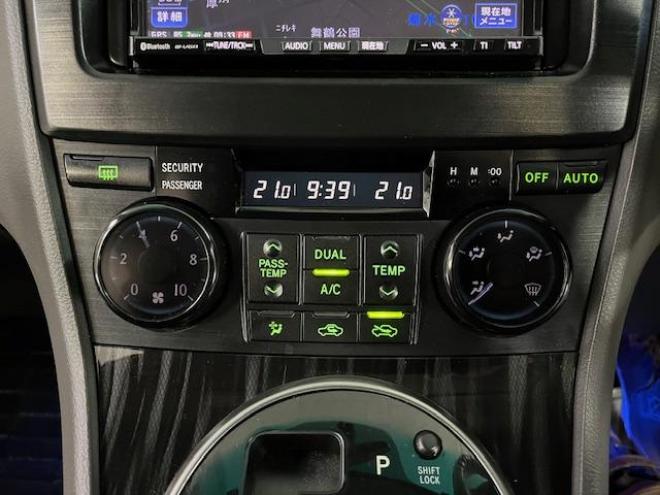 マークXジオ２４０Ｇ　エアリエル　ワンオーナー　禁煙車　フルモデリスタスポイラー　ＷＡＫＯＳバリアスコーティング済　ＷＲＥＳＴ１８インチＡＷ＋新品夏タイヤ　純正１６ＡＷ＋スタッドレスタイヤ付　ストラーダＳＤナビ（フルセグ地デジ　ＤＶＤ再生　Ｂｌｕｅｔｏｏｔｈ）　エンジンスターター　ＰＵＳＨスタート　スマートキー　フロントガラス熱線　横滑り防止装置　両席パワーシート　タイミングチェーン車　ＨＩＤ　ＥＴＣ 4WD 2400 5Dr