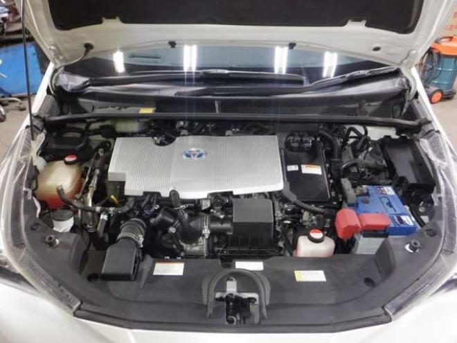 プリウス1.8 A E-Four 4WD　本州仕入・サンルーフ・ナビ・TV・B/T 1800