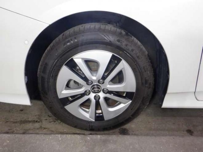 プリウス1.8 A E-Four 4WD　本州仕入・サンルーフ・ナビ・TV・B/T 1800
