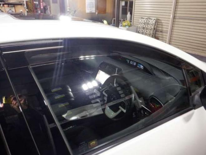 プリウス1.8 A E-Four 4WD　本州仕入・サンルーフ・ナビ・TV・B/T 1800
