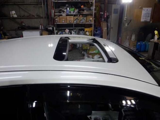 プリウス1.8 A E-Four 4WD　本州仕入・サンルーフ・ナビ・TV・B/T 1800