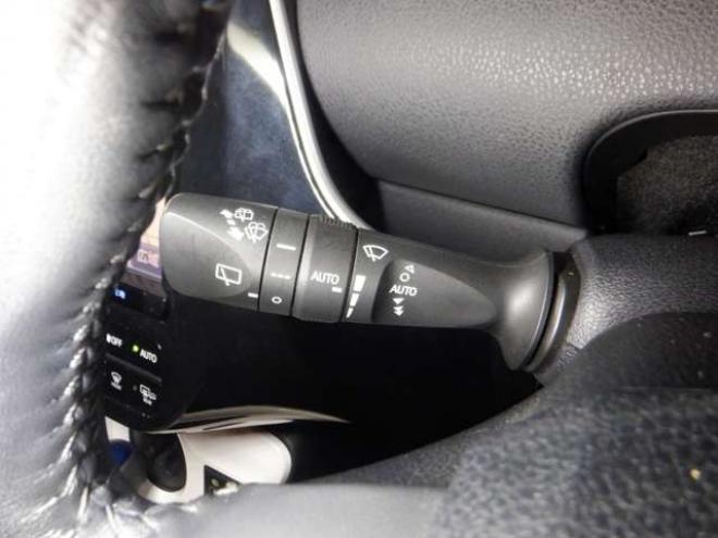 プリウス1.8 A E-Four 4WD　本州仕入・サンルーフ・ナビ・TV・B/T 1800