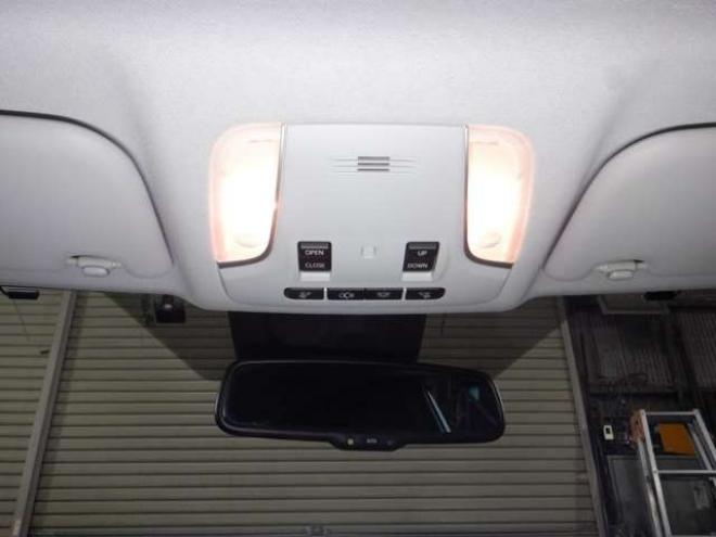 プリウス1.8 A E-Four 4WD　本州仕入・サンルーフ・ナビ・TV・B/T 1800
