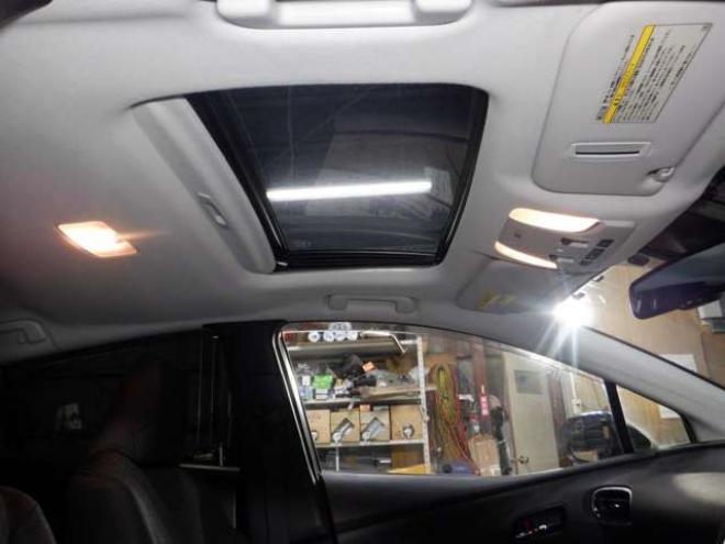 プリウス1.8 A E-Four 4WD　本州仕入・サンルーフ・ナビ・TV・B/T 1800