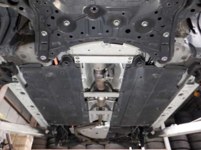 プリウス1.8 A E-Four 4WD　本州仕入・サンルーフ・ナビ・TV・B/T 1800