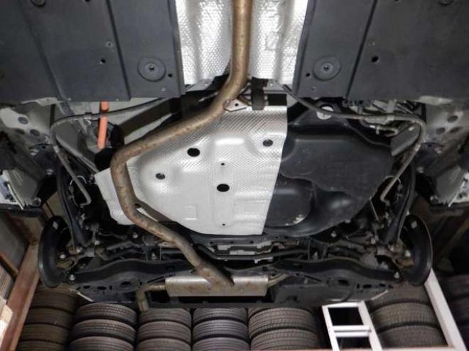 プリウス1.8 A E-Four 4WD　本州仕入・サンルーフ・ナビ・TV・B/T 1800