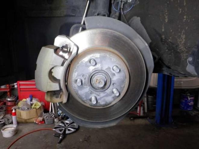 プリウス1.8 A E-Four 4WD　本州仕入・サンルーフ・ナビ・TV・B/T 1800