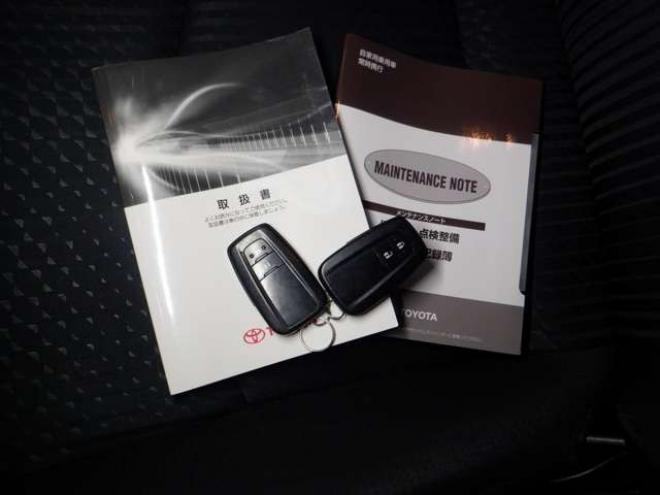 プリウス1.8 A E-Four 4WD　本州仕入・サンルーフ・ナビ・TV・B/T 1800
