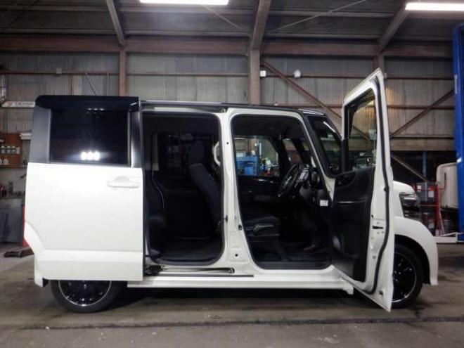 N-BOXカスタムG ターボAパッケージ 2トーンカラースタイル 4WD　ナビ・TV・B/T・Bカメラ・両側パワスラ・ 660